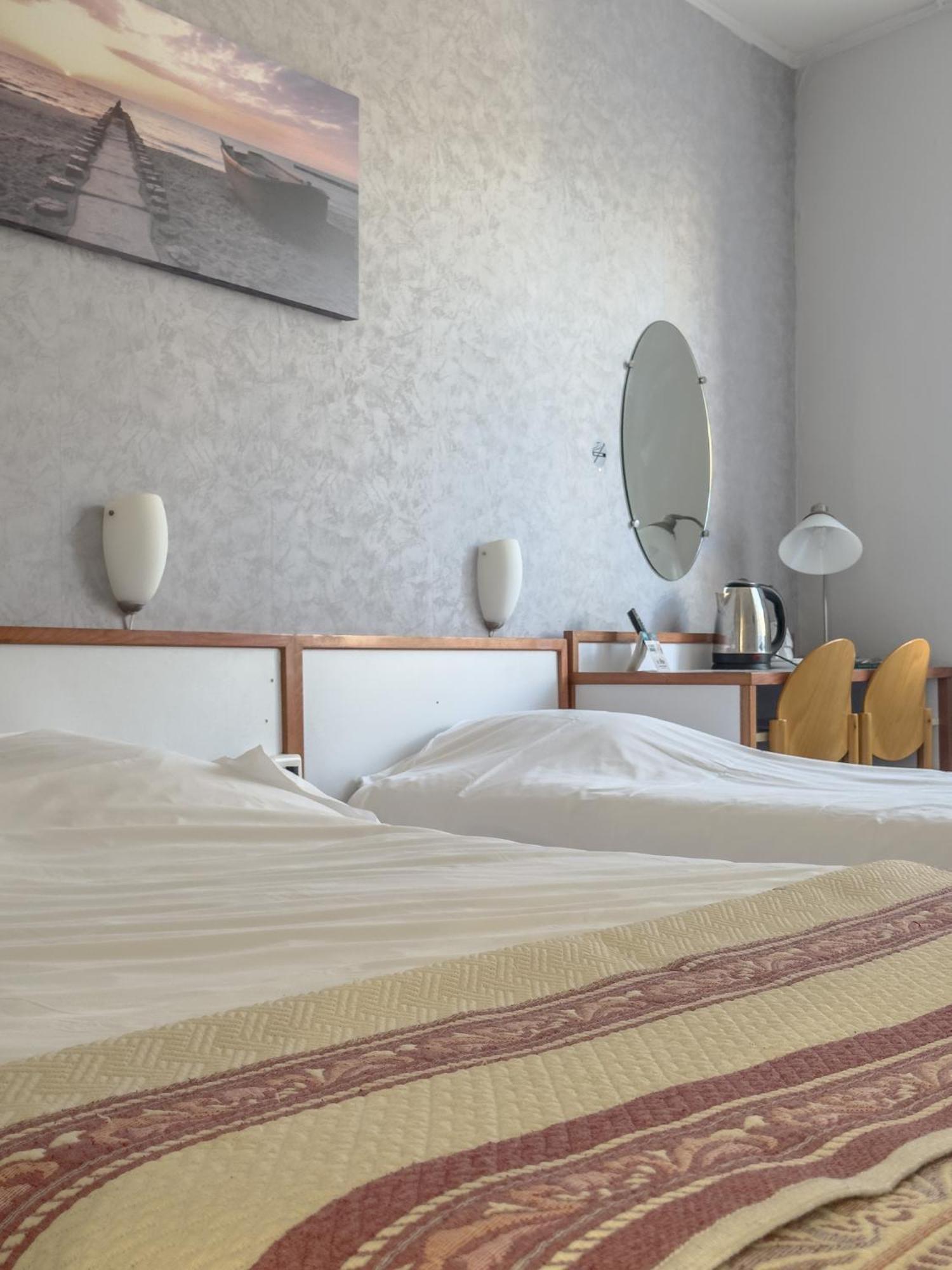 Logis Hotel Les Chardons Bleus Restaurant Le Bistrot De La Mer Роскоф Екстериор снимка