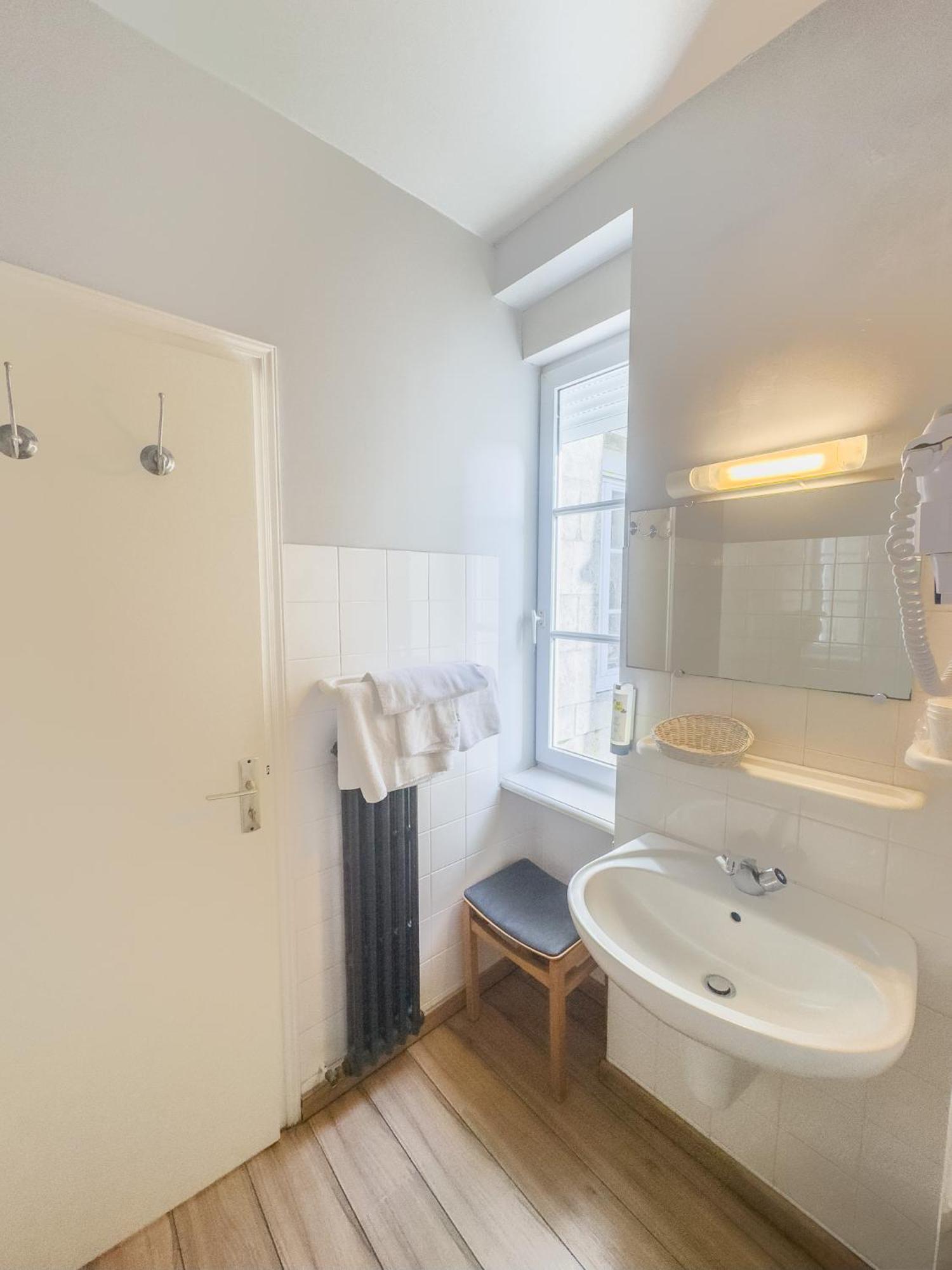 Logis Hotel Les Chardons Bleus Restaurant Le Bistrot De La Mer Роскоф Екстериор снимка