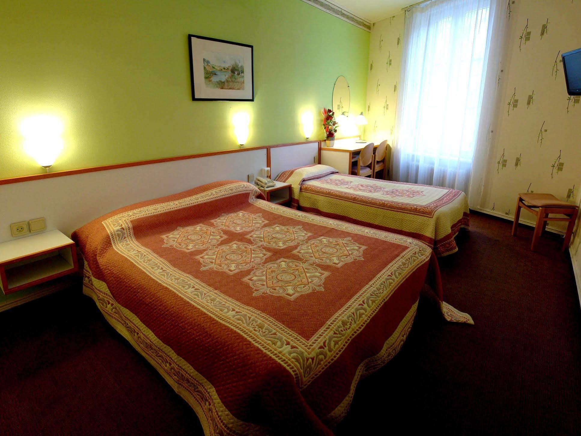 Logis Hotel Les Chardons Bleus Restaurant Le Bistrot De La Mer Роскоф Екстериор снимка