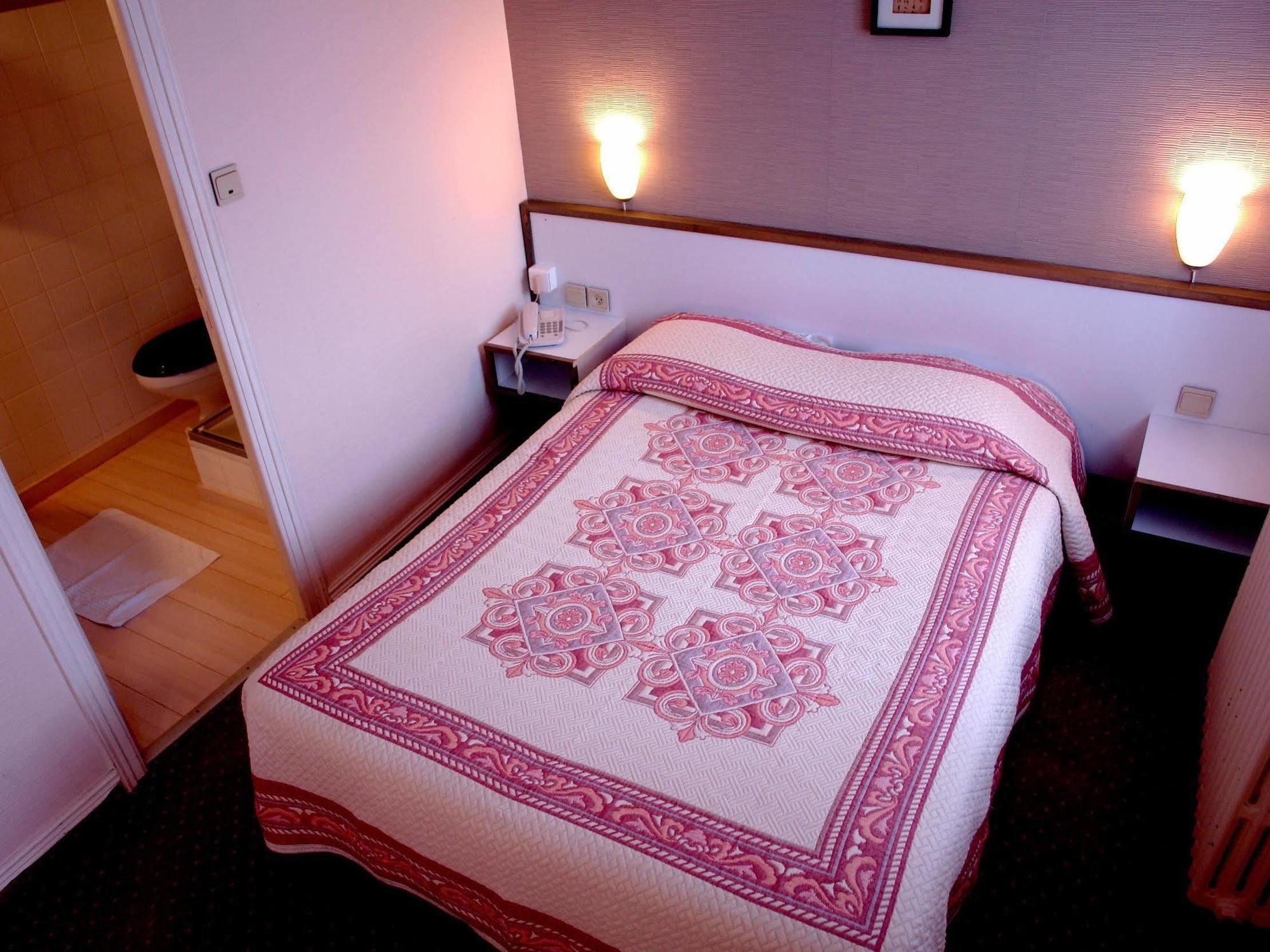 Logis Hotel Les Chardons Bleus Restaurant Le Bistrot De La Mer Роскоф Екстериор снимка