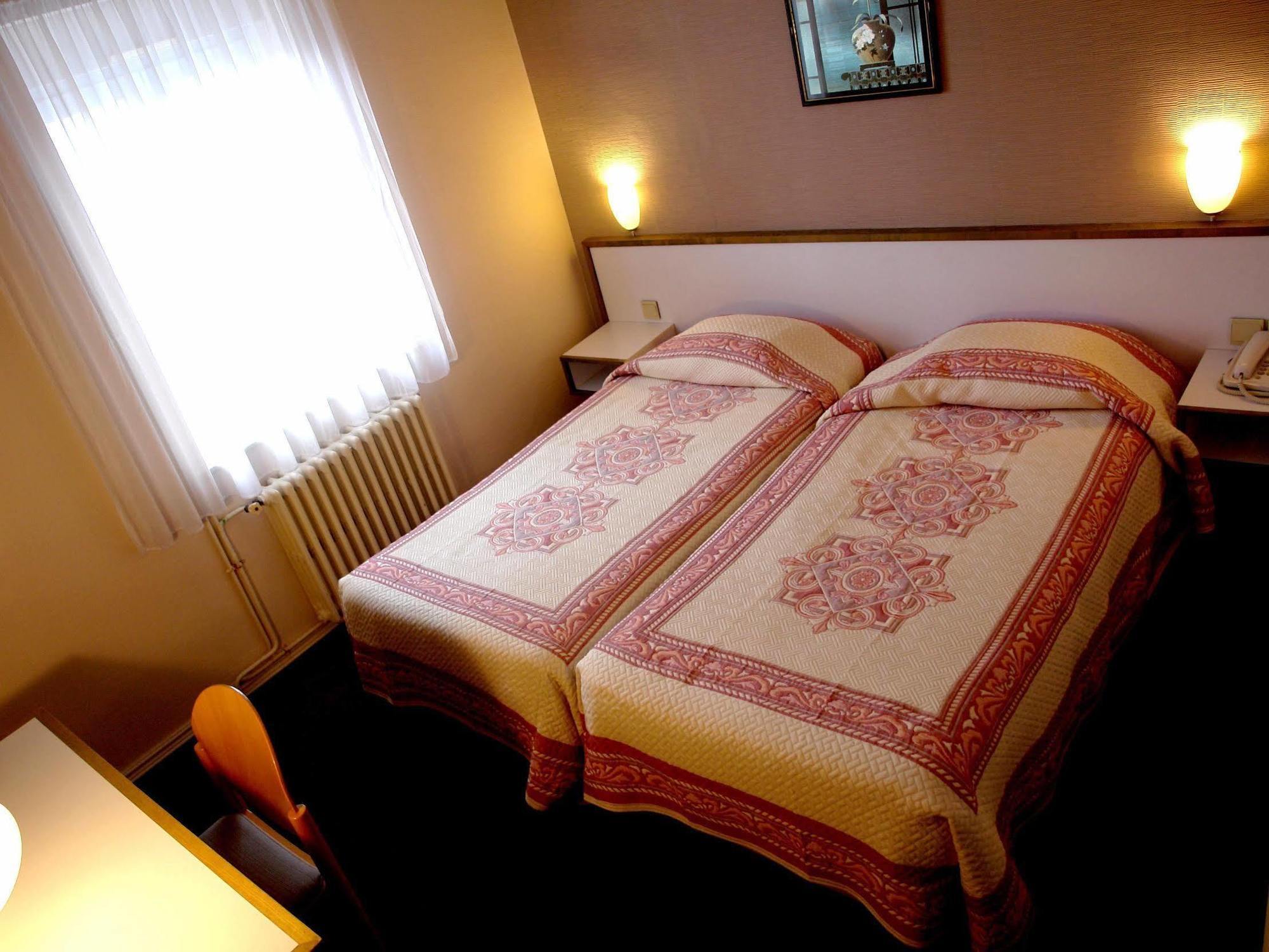 Logis Hotel Les Chardons Bleus Restaurant Le Bistrot De La Mer Роскоф Екстериор снимка