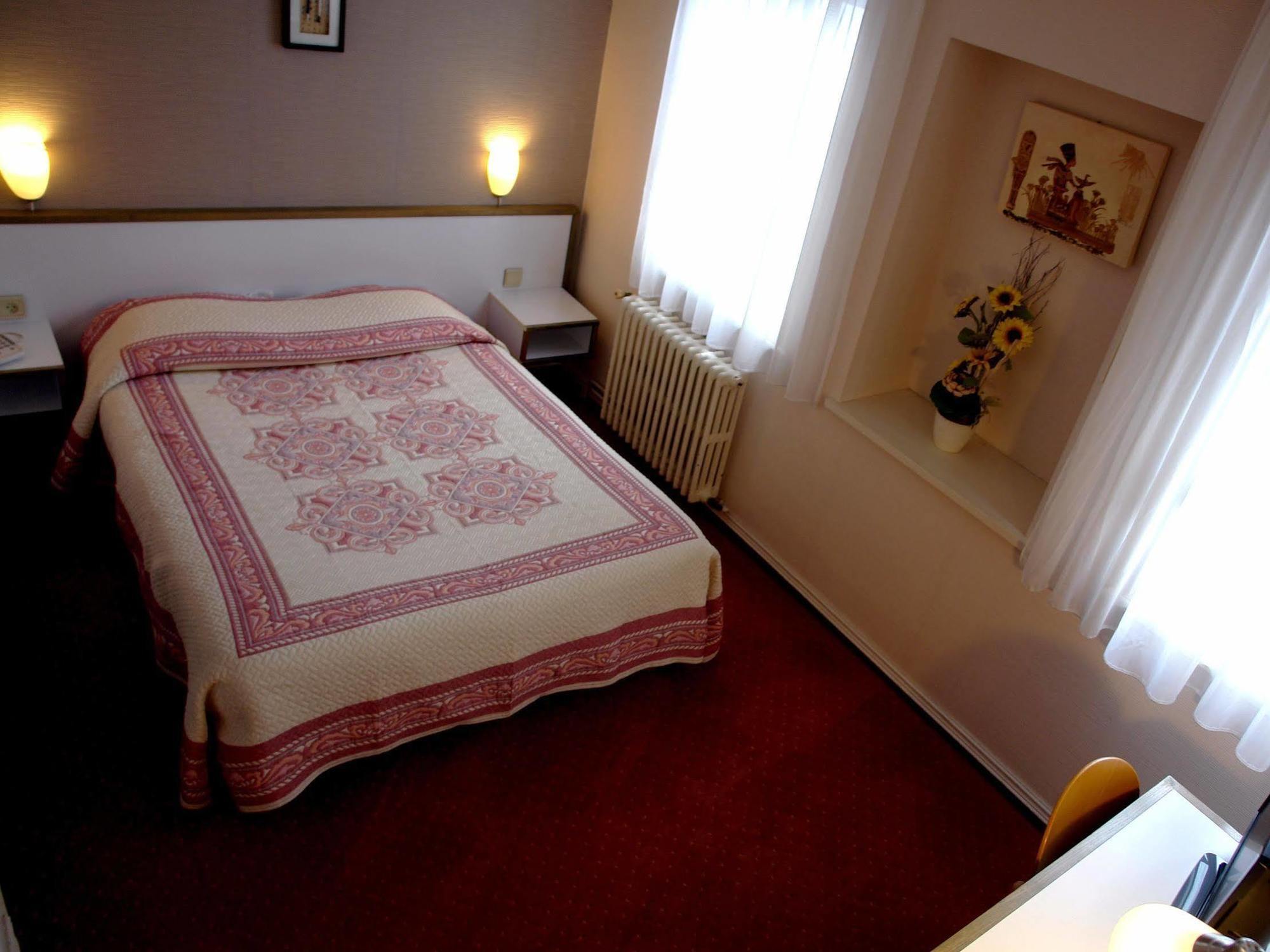 Logis Hotel Les Chardons Bleus Restaurant Le Bistrot De La Mer Роскоф Екстериор снимка
